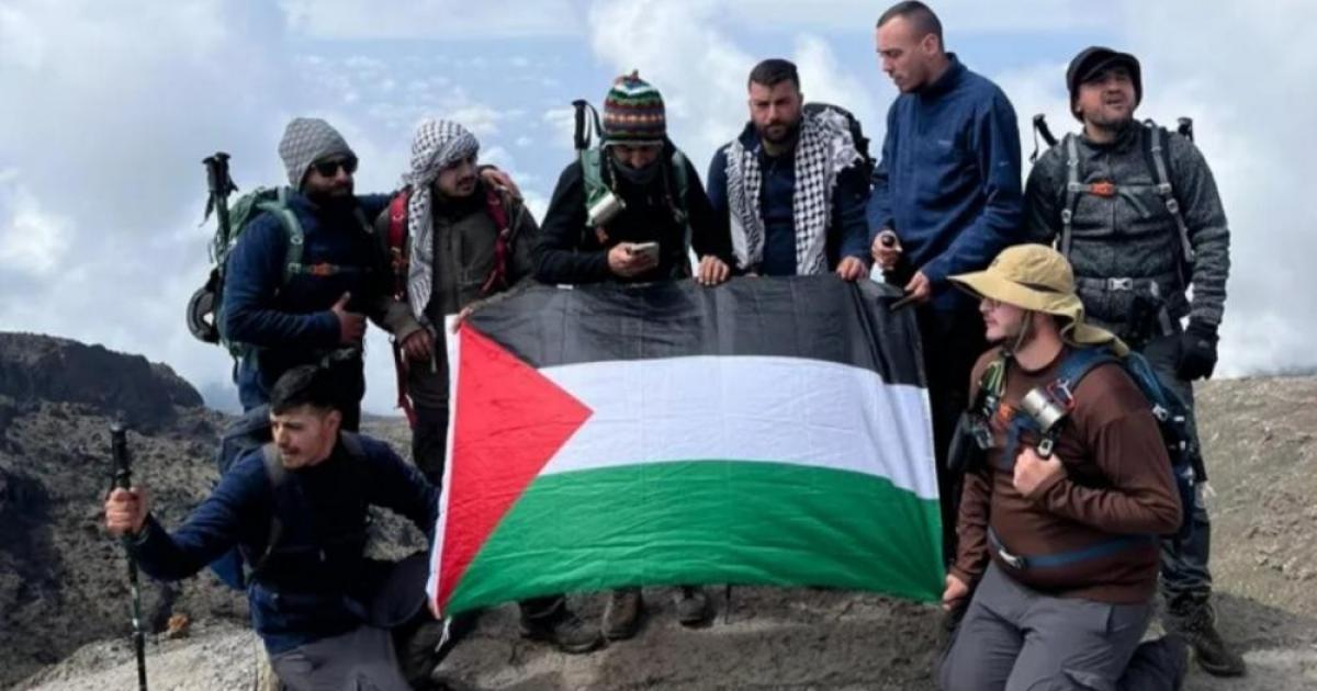 فلسطين – مقدسيون يرفعون العلم الفلسطيني على قمة أوهورو في تنزانيا فلسطين – مقدسيون يرفعون العلم الفلسطيني على قمة أوهورو في تنزانيا