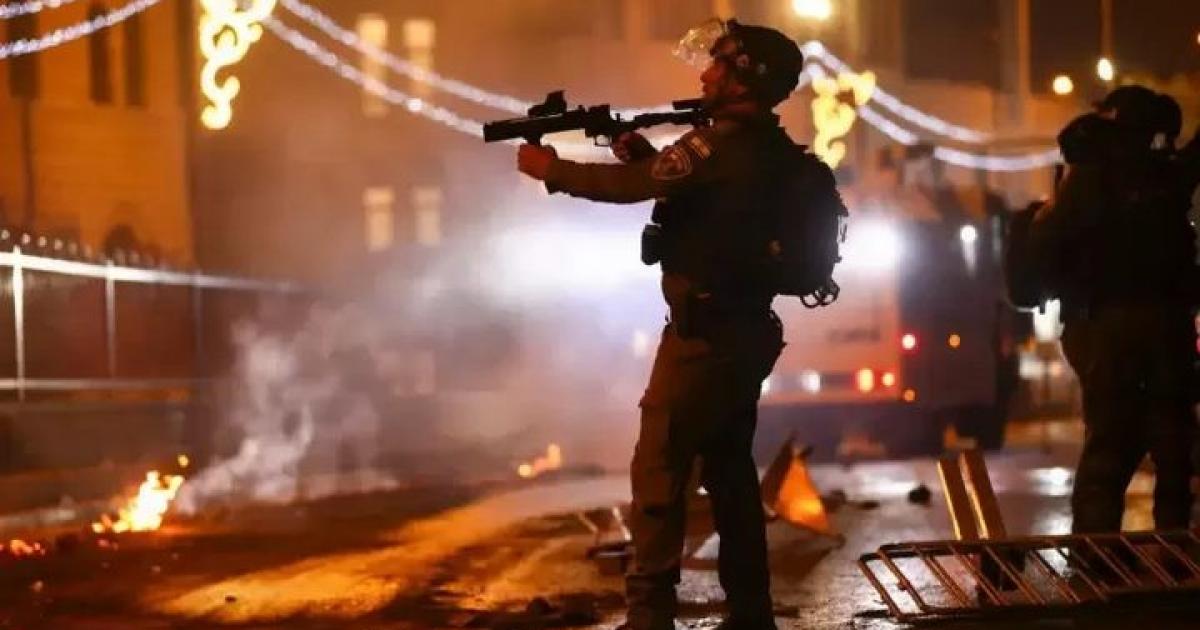 فلسطين – إصابات خلال اقتحام الاحتلال بلدة إذنا غرب الخليل