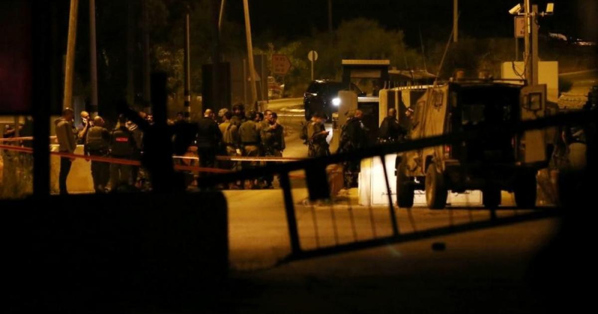 فلسطين – قوات الاحتلال تقيم حاجزا شرق قلقيلية وتعرقل حركة المواطنين