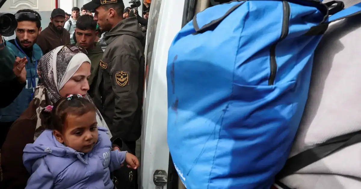 فلسطين – العائدون عبر معبر رفح يروون انتهاكات الاحتلال الإسرائيلي وإجراءاته التفتيشية المروعة.