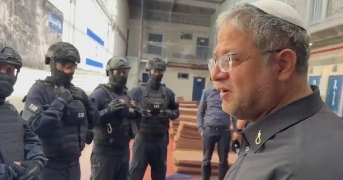 فلسطين – خاص لشهاب: اقتحام الإرهابي بن جفير لسجن “عوفر” رسالة تصعيد وانتقام تستهدف الأسرى قبل شهر رمضان.