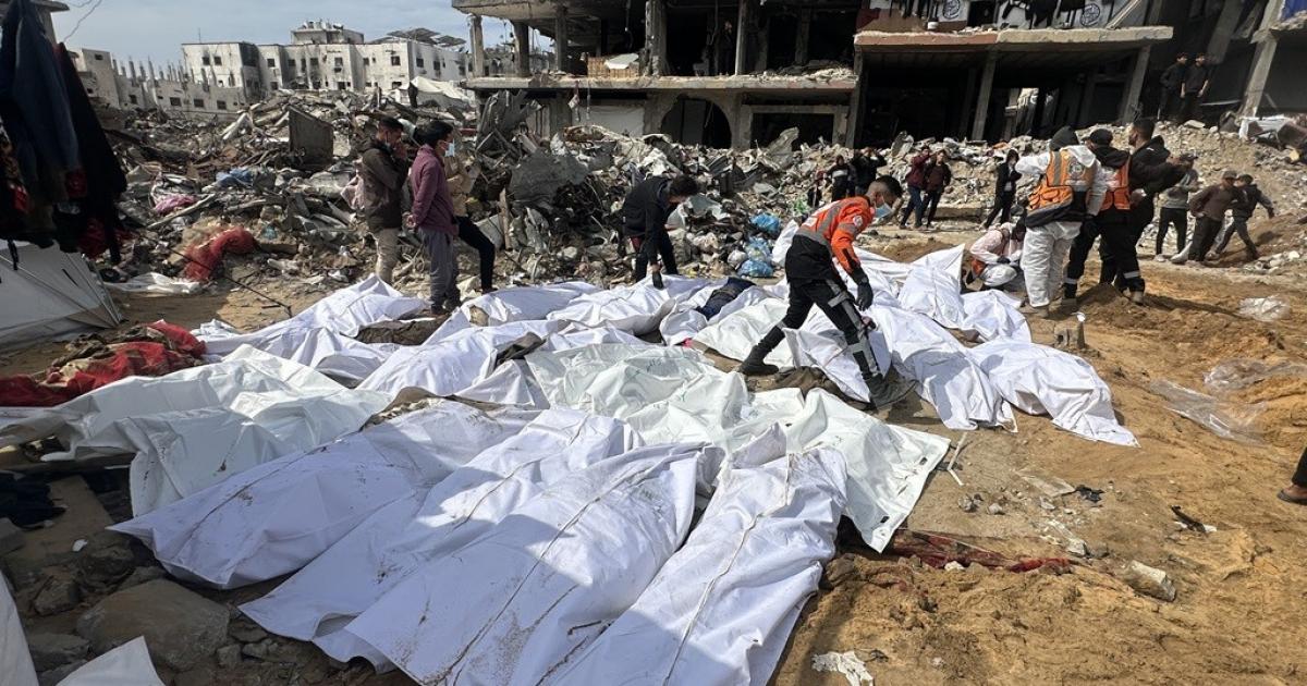 فلسطين – وتكافح فرق الطب الشرعي في غزة في ظل ظروف قاسية لانتشال جثامين الشهداء وسط نقص المعدات