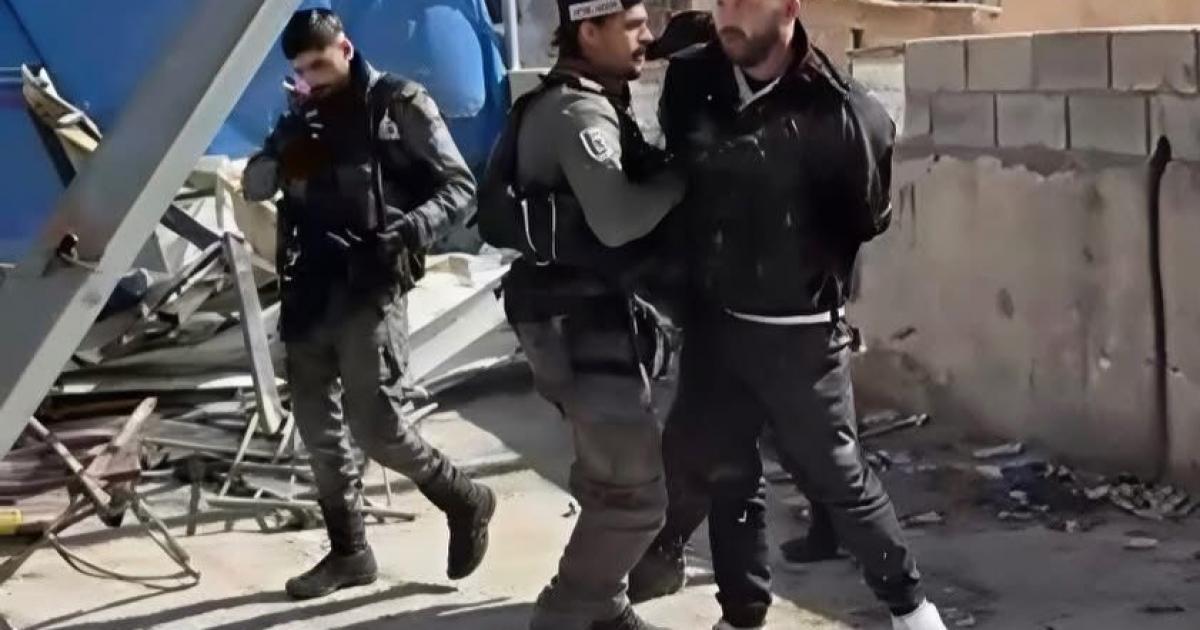 فلسطين – قوات الاحتلال تعتقل 4 مواطنين من القدس والخليل وسط اعتداءات المستوطنين
