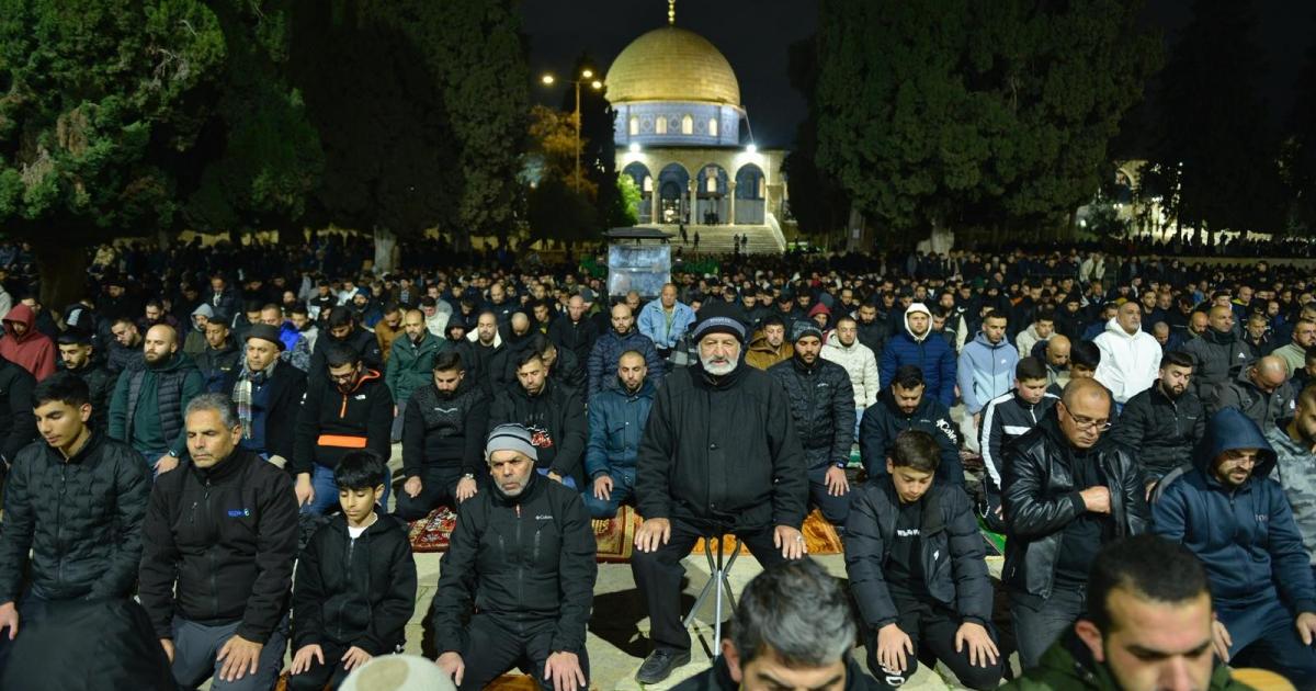 فلسطين – بالصور 60 ألف مصل يؤدون صلاة العشاء والتراويح في المسجد الأقصى