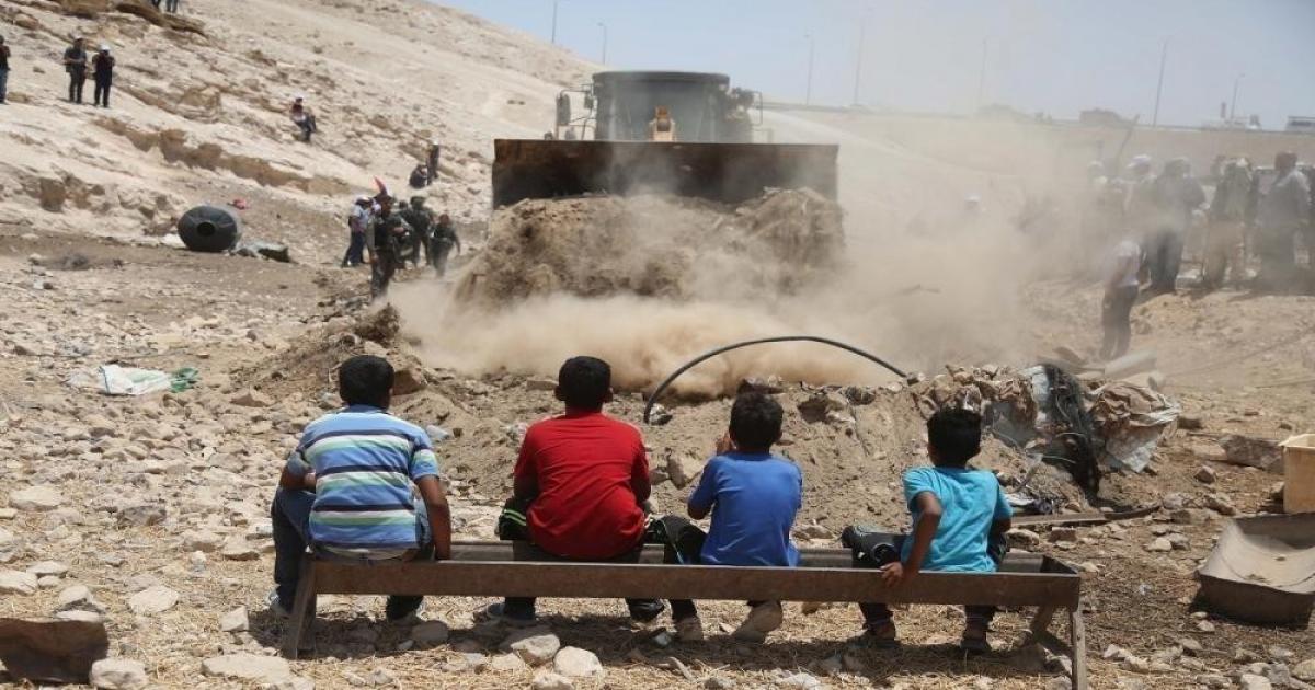 فلسطين – الطريق إلى المدرسة في التجمعات البدوية بالضفة الغربية محفوف بالتهديدات والاعتداءات من قبل “المستوطنين”