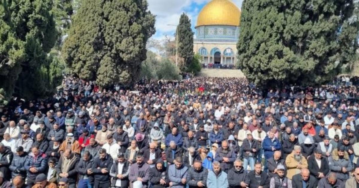 فلسطين – بالفيديو: 100 ألف مصل يؤدون الجمعة الثانية من رمضان في الأقصى رغم قيود الاحتلال