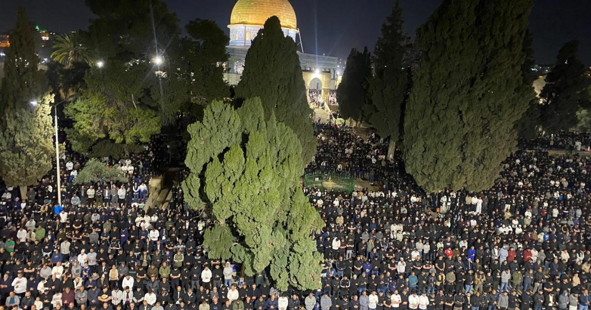 فلسطين – 100 ألف مصل يؤدون صلاة العشاء والتراويح في الأقصى