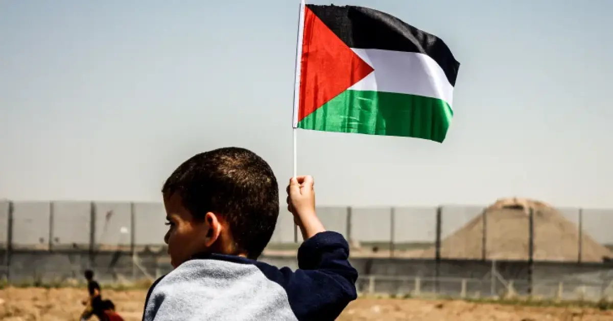 فلسطين – أولئك الذين ولدوا أثناء الإبادة الجماعية خارج غزة… يتم إيقافهم قانونيًا، دون “رقم هوية” فلسطيني ولا سبيل للعودة إلى غزة.