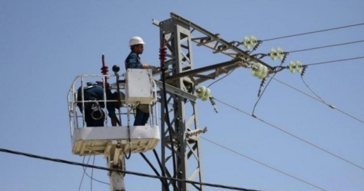 فلسطين – الاحتلال يستهدف مكونات الصمود في إذنا.. إخطار بهدم شبكة كهرباء وقيود ممنهجة