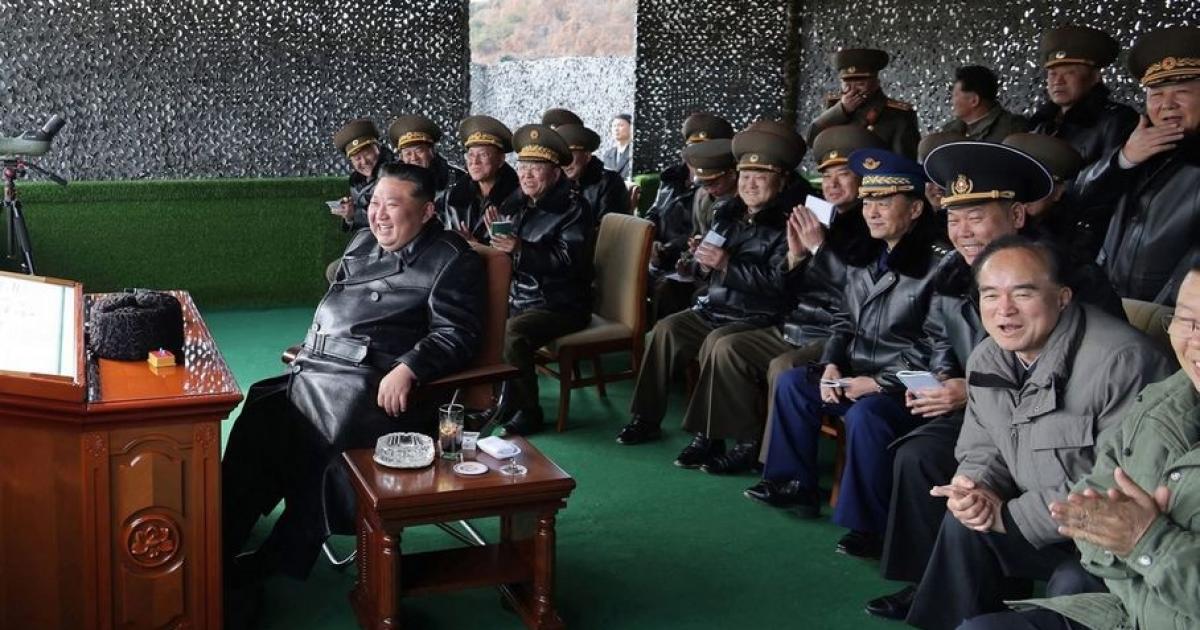 فلسطين – بالفيديو: زعيم كوريا الشمالية يشرف على إطلاق صواريخ من مدمرة