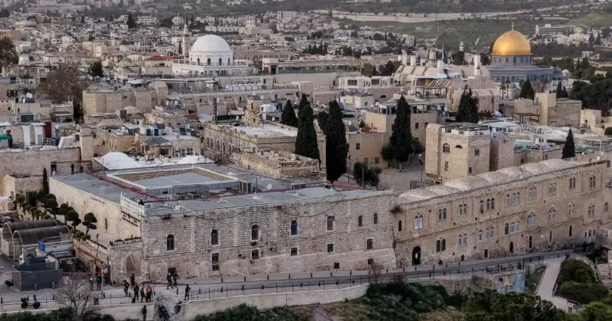 فلسطين – صحفي إسرائيلي يميني يحرض على قصف المسجد الأقصى بعد سقوط صاروخ إيراني في القدس