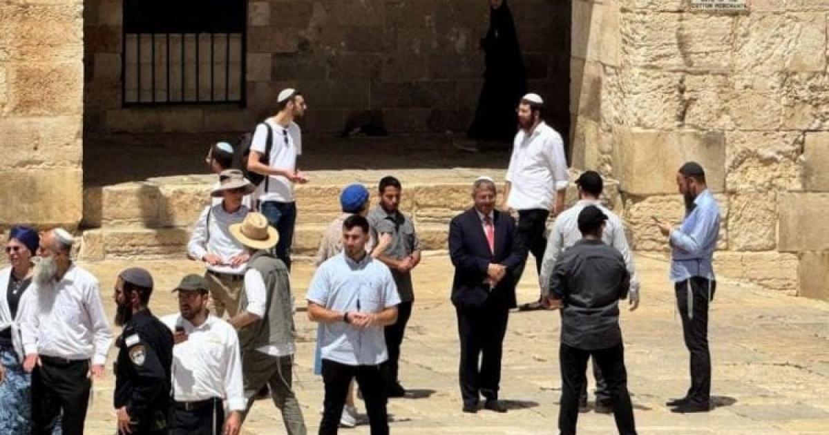 فلسطين – مستوطنون يقتحمون مقبرة باب الرحمة قرب المسجد الأقصى