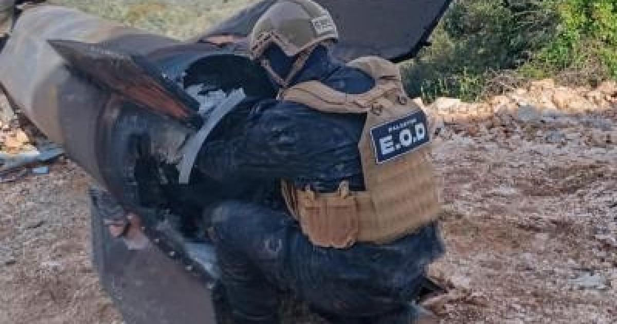 فلسطين – والشرطة تحذر المواطنين: يمنع التجمع حوله. الابتعاد عن شظايا وبقايا الصواريخ