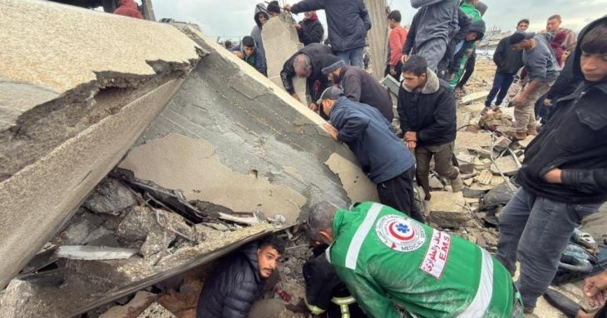 فلسطين – أصيب شخصان بانهيار جدار على خيام النازحين وسط مدينة غزة