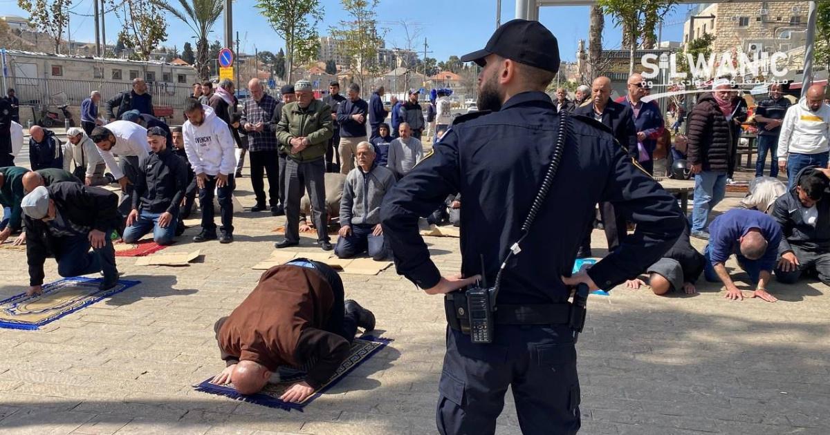 فلسطين – دعوات واسعة النطاق من المقدسيين للصلاة على أبواب الأقصى لكسر إغلاق الاحتلال