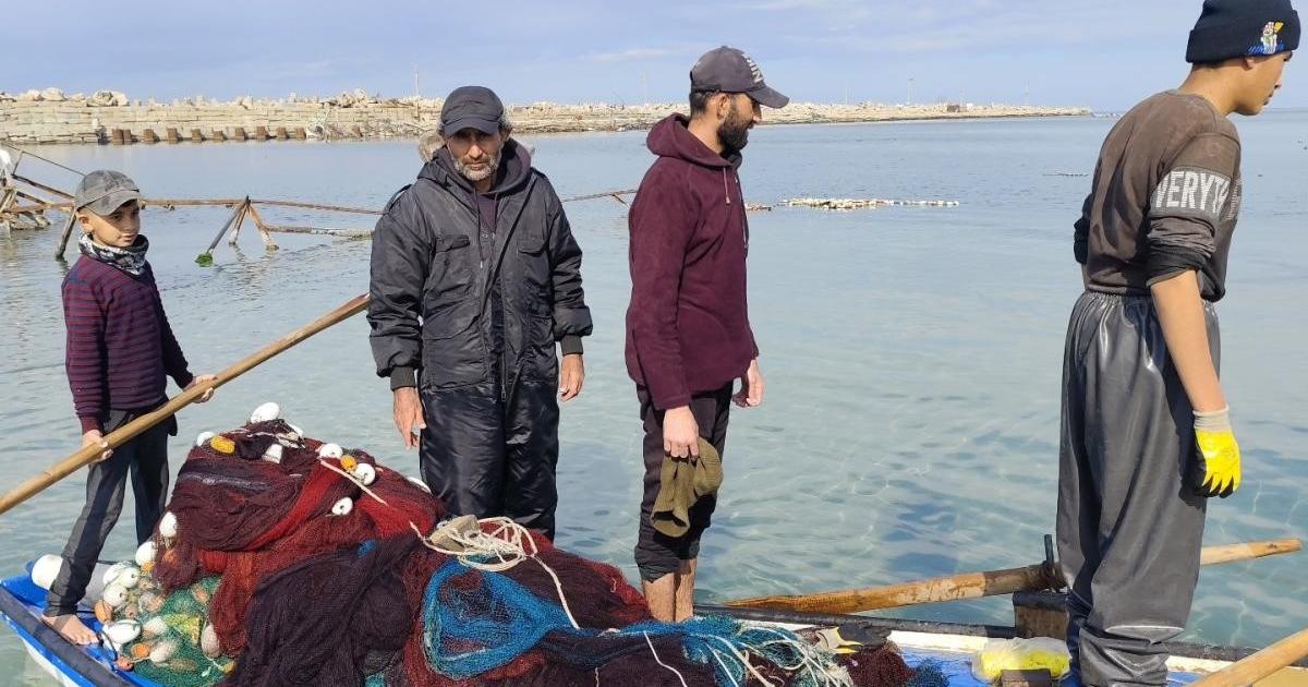 فلسطين – تقرير بين رصاصة في الأمواج وسمكة في أعماق البحر.. المعادلة الحياتية للصيادين في غزة لإطعام أطفالهم