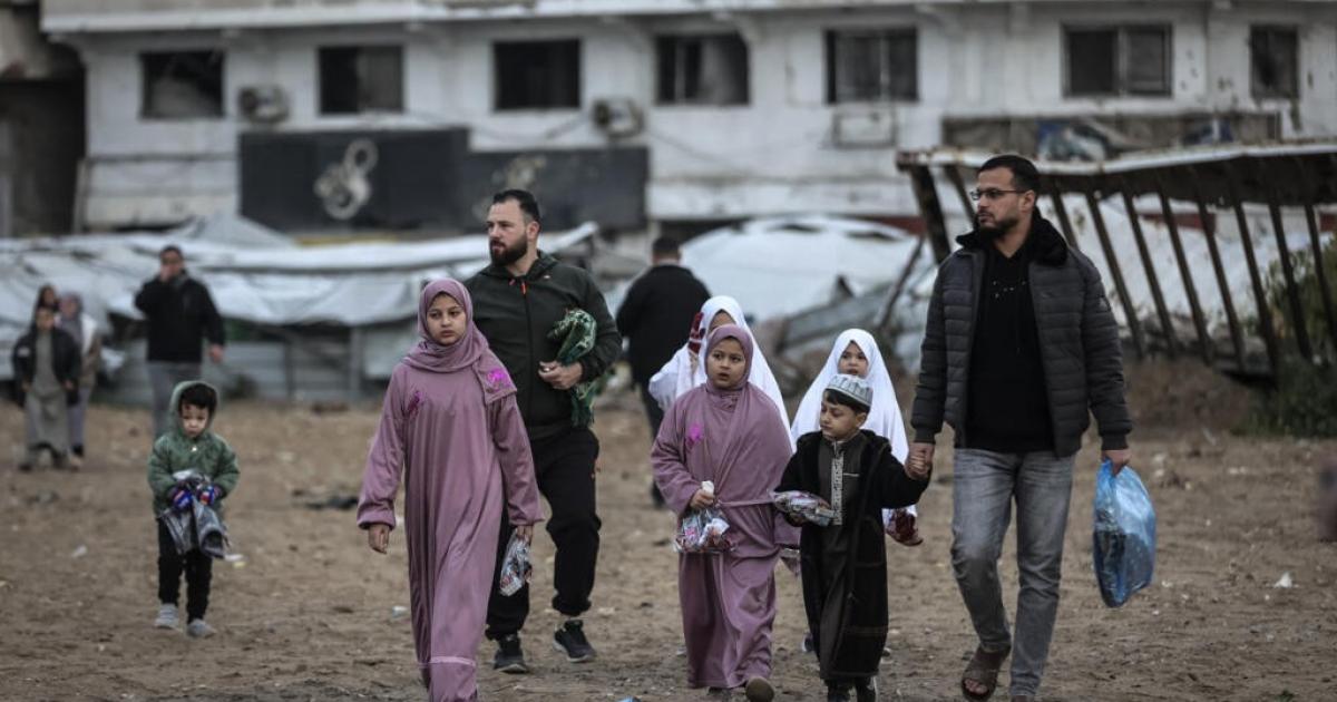 فلسطين – تقرير عن يوم غزة الأول بعد الإبادة.. عيد على “التطبيق” وتهنئة عبر “الواتس اب”