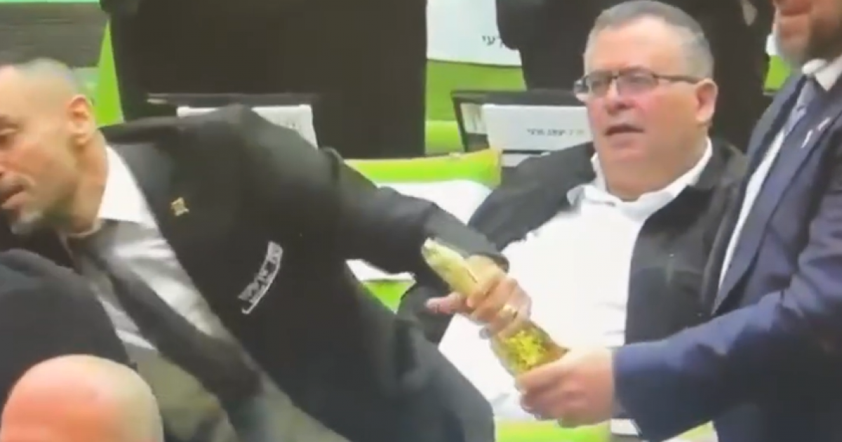 فلسطين – في الفيديو بن غفير يفتح الشمبانيا “احتفالا” بعد مصادقة الكنيست على إعدام أسرى فلسطينيين