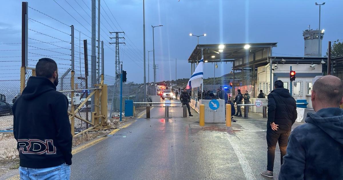 فلسطين – وأطلقت قوات الاحتلال النار على مواطن واعتدت على نجله على حاجز بيت إكسا