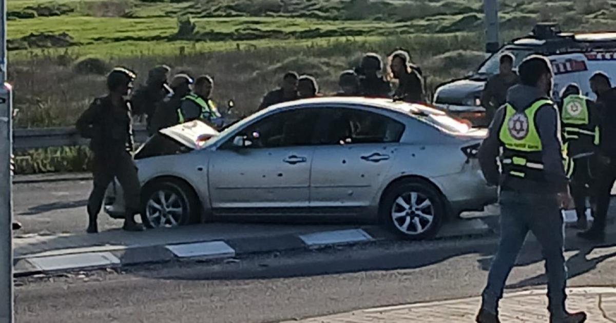 فلسطين – وفي الفيديو مقتل شخصين وإصابة مستوطن بعملية دهس قرب حاجز زعترة جنوب نابلس