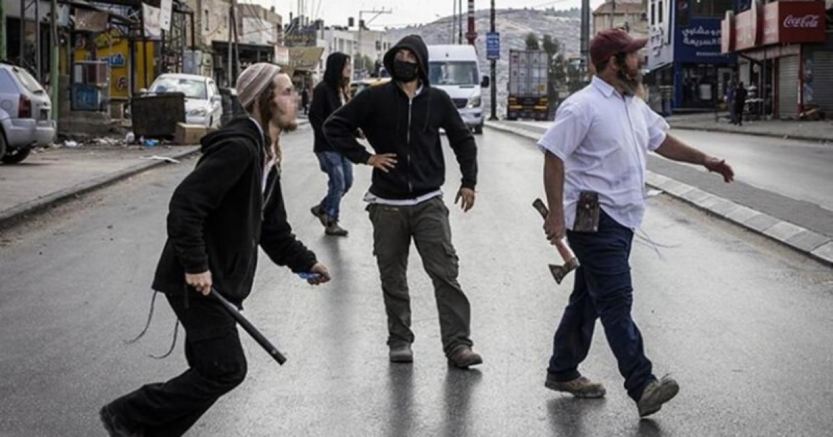 فلسطين – توفي مواطن إثر أزمة قلبية بعد أن اقتحم مستوطنون مكان عمله