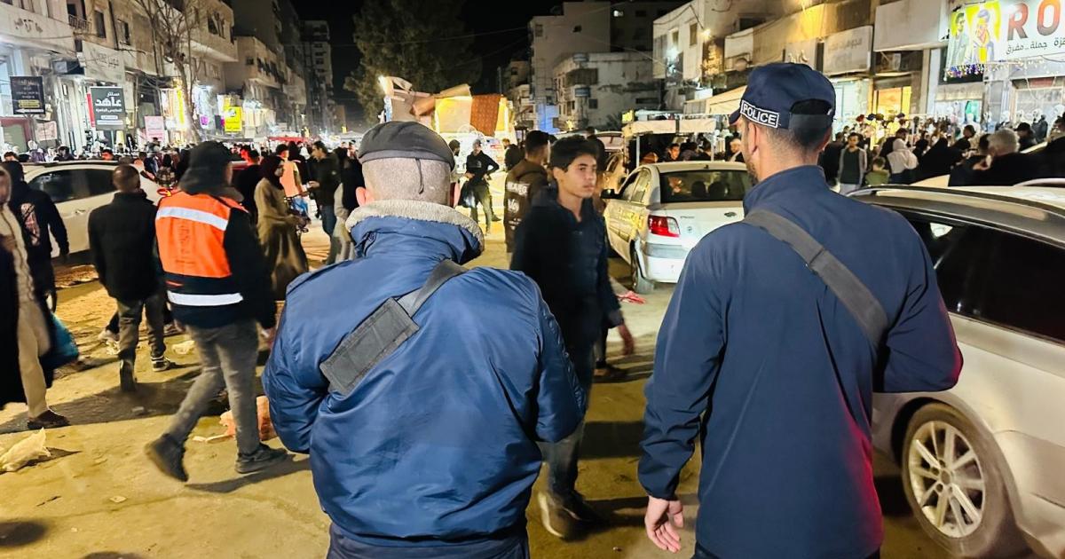 فلسطين – بالصور.. أفراد من الشرطة ينتشرون في غزة عشية عيد الفطر لتأمين الطرق وتسهيل حركة المواطنين