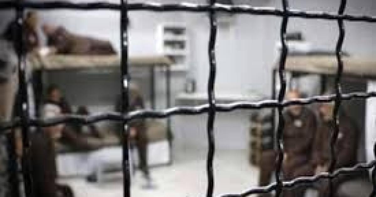 فلسطين – خاص: أسير محرر يروي لشهاب تفاصيل اعتقاله وتعذيبه حتى إطلاق سراحه في صفقة “طوفان الأحرار”. فلسطين – خاص: أسير محرر يروي لشهاب تفاصيل اعتقاله وتعذيبه حتى إطلاق سراحه في صفقة “طوفان الأحرار”.