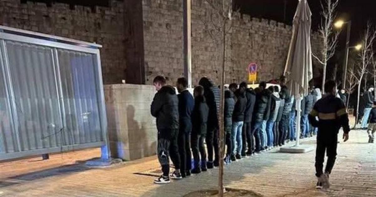 فلسطين – مقدسيون يؤدون صلاة العشاء والتراويح بالقرب من باب الساهرة