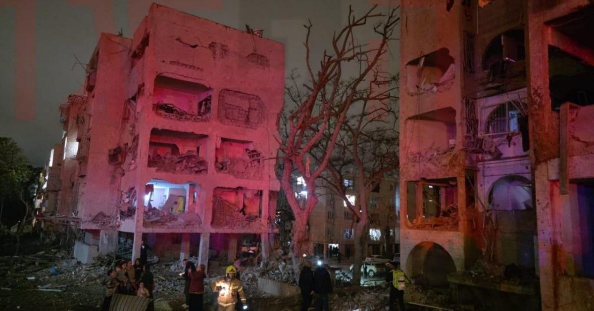 فلسطين – بالفيديو والصور: شهداء وعشرات الجرحى نتيجة قصف صاروخي إيراني على مدينة عراد جنوب فلسطين