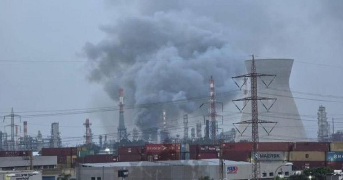 فلسطين – وللمرة الثانية خلال الحرب، اندلع حريق في مصافي حيفا بعد استهدافها بالصواريخ