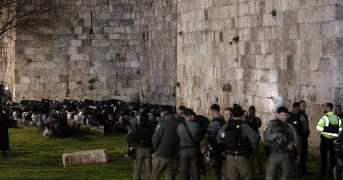 فلسطين – بالفيديو والصور إغلاق الأقصى يحرم الفلسطينيين من ليلة 27 رمضان.. سابقة نادرة في التاريخ الحديث