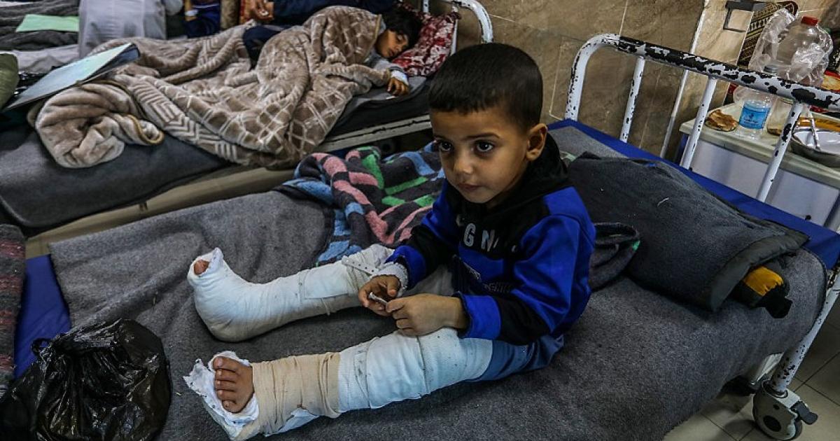 فلسطين – خاص: مرضى غزة بين الحصار والموت البطيء: إغلاق المعابر يفاقم الكارثة الصحية