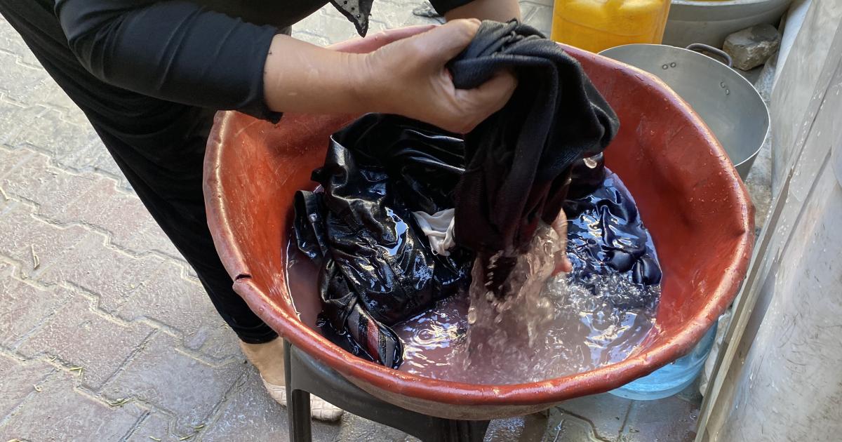 فلسطين – تقرير: أصابع متعبة وظهور محنية.. غسل اليدين يختصر معاناة نساء غزة فلسطين – تقرير: أصابع متعبة وظهور محنية.. غسل اليدين يختصر معاناة نساء غزة