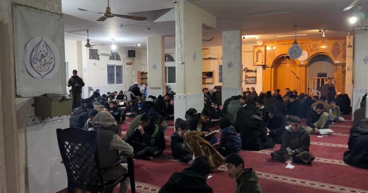 فلسطين – بالصور في مشهد إيماني مهيب.. 100 طالب يقرؤون القرآن في أحد مساجد غرب مدينة غزة