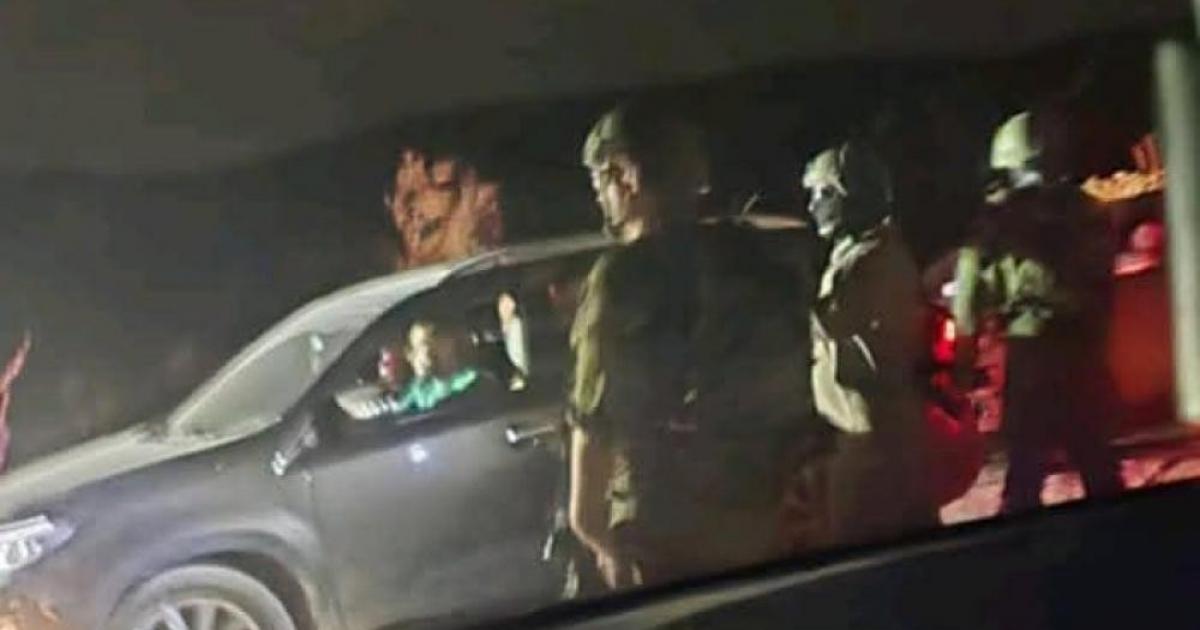 فلسطين – مستوطنون يعتدون على سيدة جنوب نابلس ويرشون الغاز في وجهها