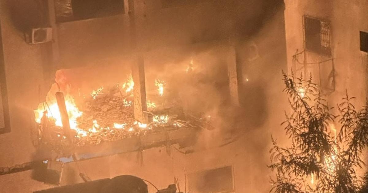 فلسطين – بالفيديو: جرحى في قصف إسرائيلي لشقة سكنية بغزة