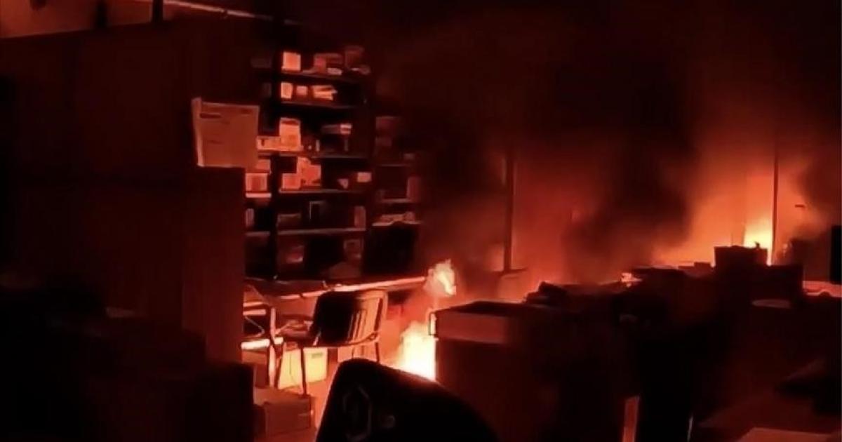 فلسطين – تم إحراق مصنع مرتبط بشركة أسلحة إسرائيلية في جمهورية التشيك