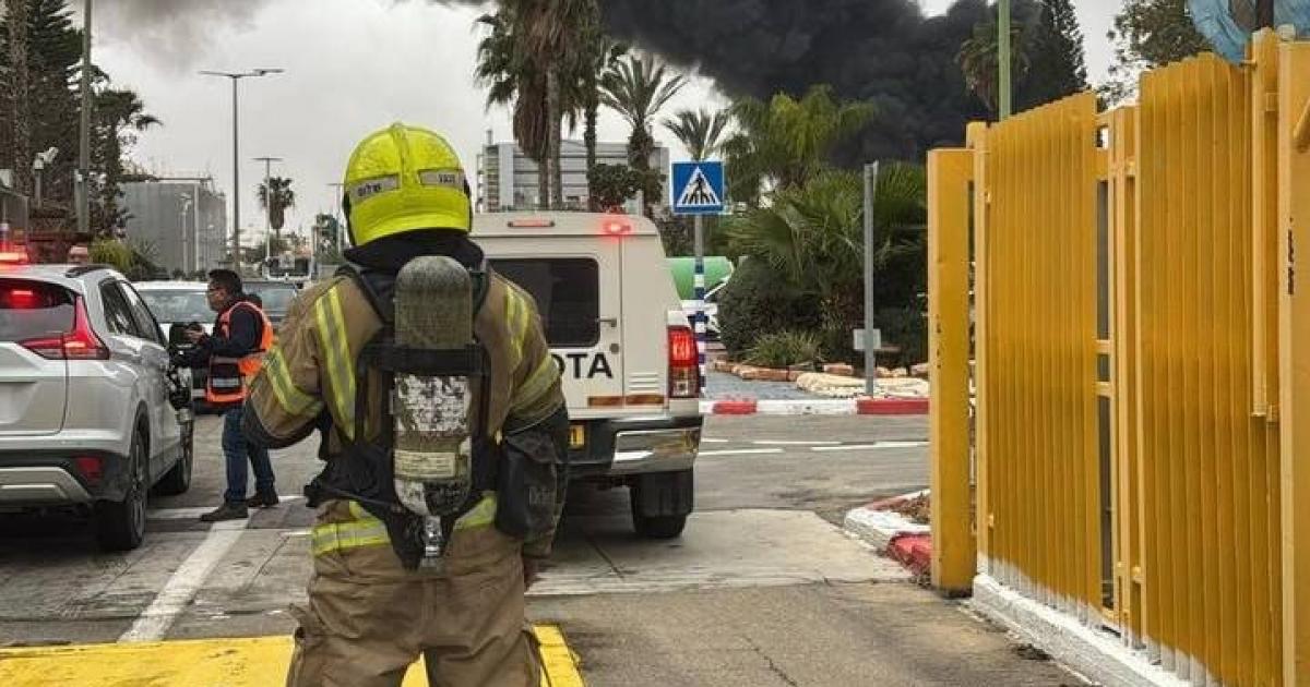 فلسطين – بالفيديو والصور: حريق وتسرب مواد خطرة في النقب بعد إصابة مجمع صناعي إسرائيلي بصاروخ إيراني