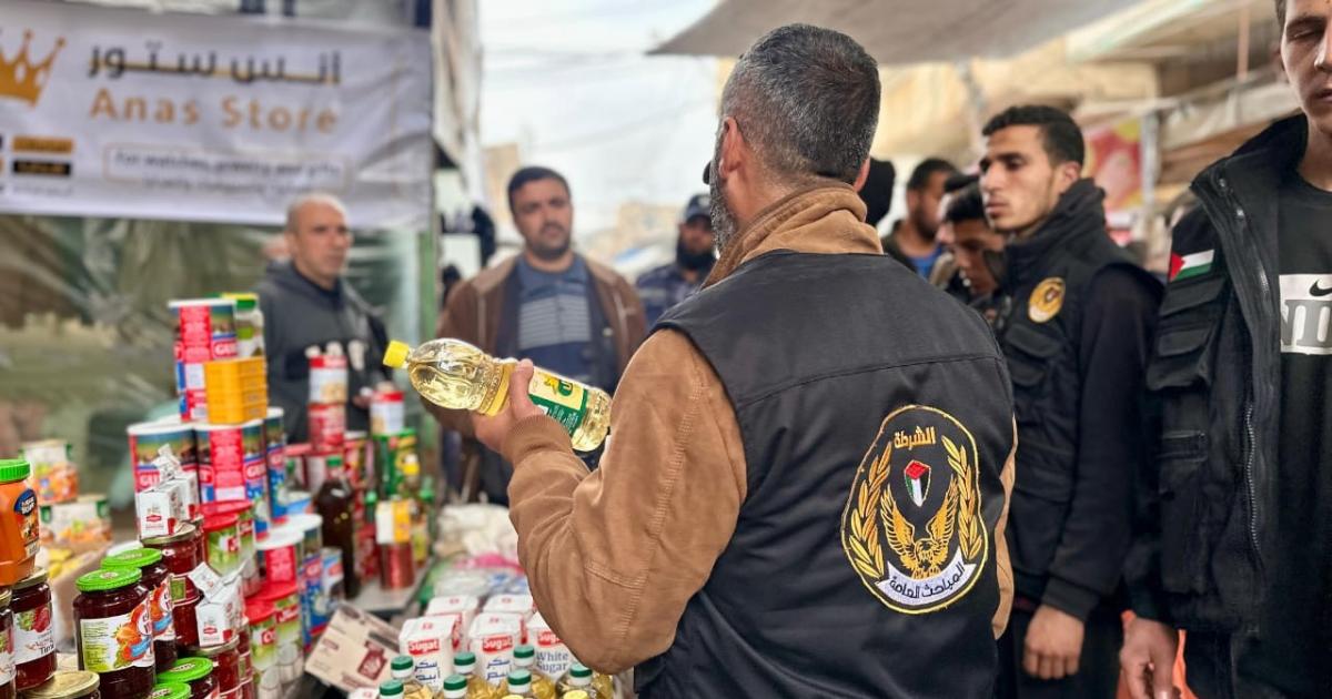 فلسطين – سلطة الاقتصاد بغزة تلزم التجار بالإعلان عن الأسعار وتهدد المخالفين بالإجراءات القانونية