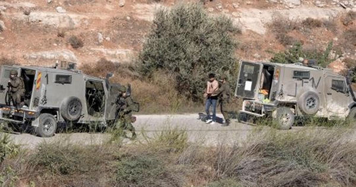 فلسطين – قوات الاحتلال تعتقل 3 مواطنين بعد اعتداء مستوطنين في مسافر يطا