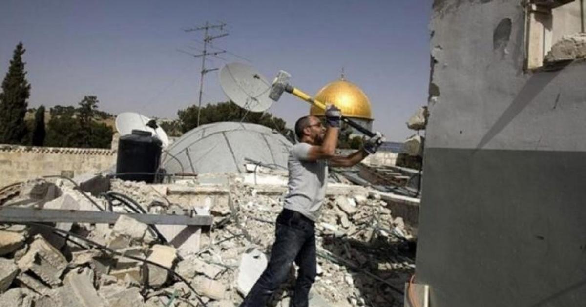 فلسطين – الاحتلال يجبر مقدسيا على هدم منزله في سلوان جنوب القدس بنفسه