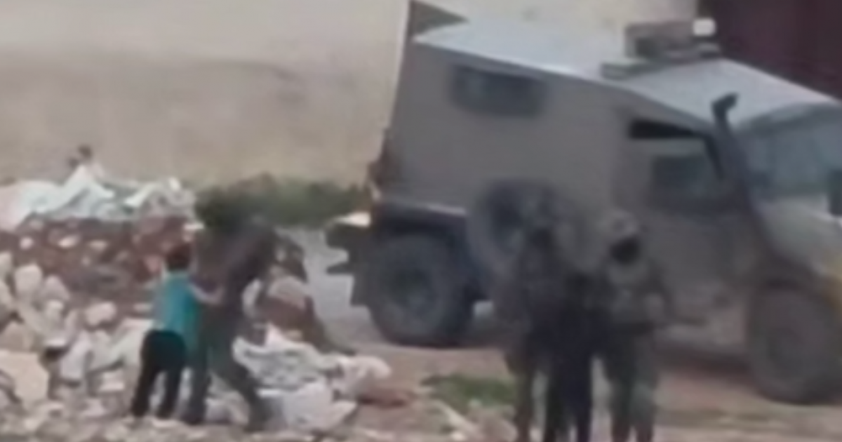 فلسطين – وفي الفيديو الاحتلال يقتحم قرية المغير ويعتدي على طفلين