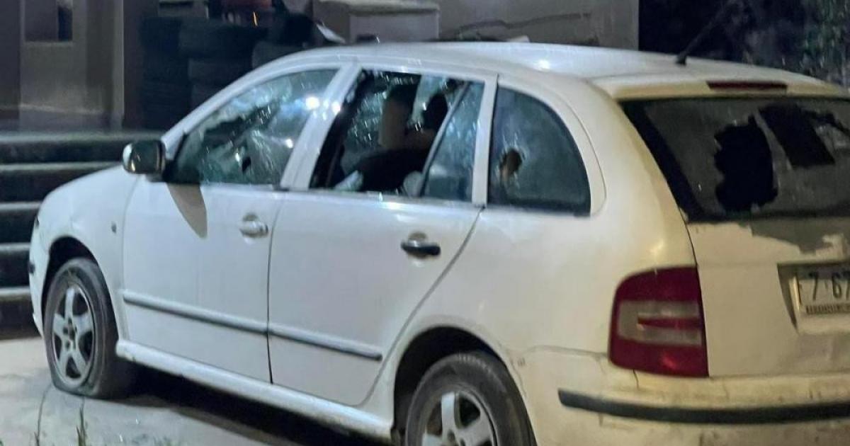 فلسطين – مستوطنون يعتدون على مركبات المواطنين شرق رام الله فلسطين – مستوطنون يعتدون على مركبات المواطنين شرق رام الله