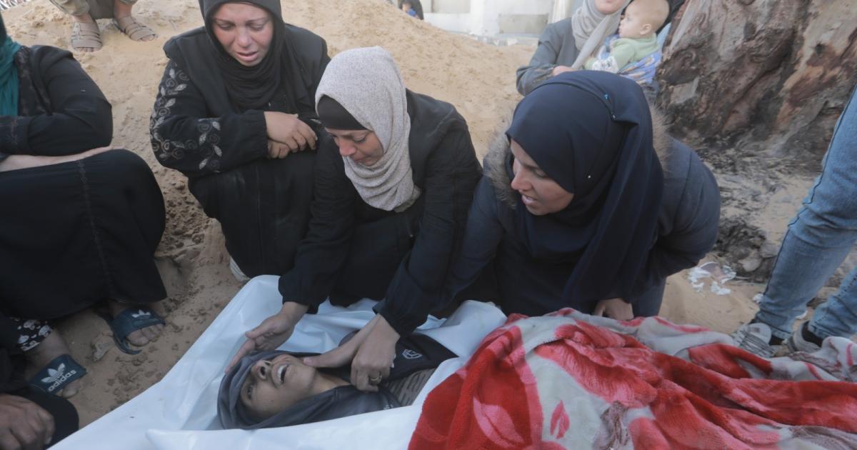 فلسطين – حقوق الإنسان حصرياً لشهاب: الاحتلال يواصل “الإبادة الجماعية” في غزة بالقتل والتجويع رغم وقف إطلاق النار