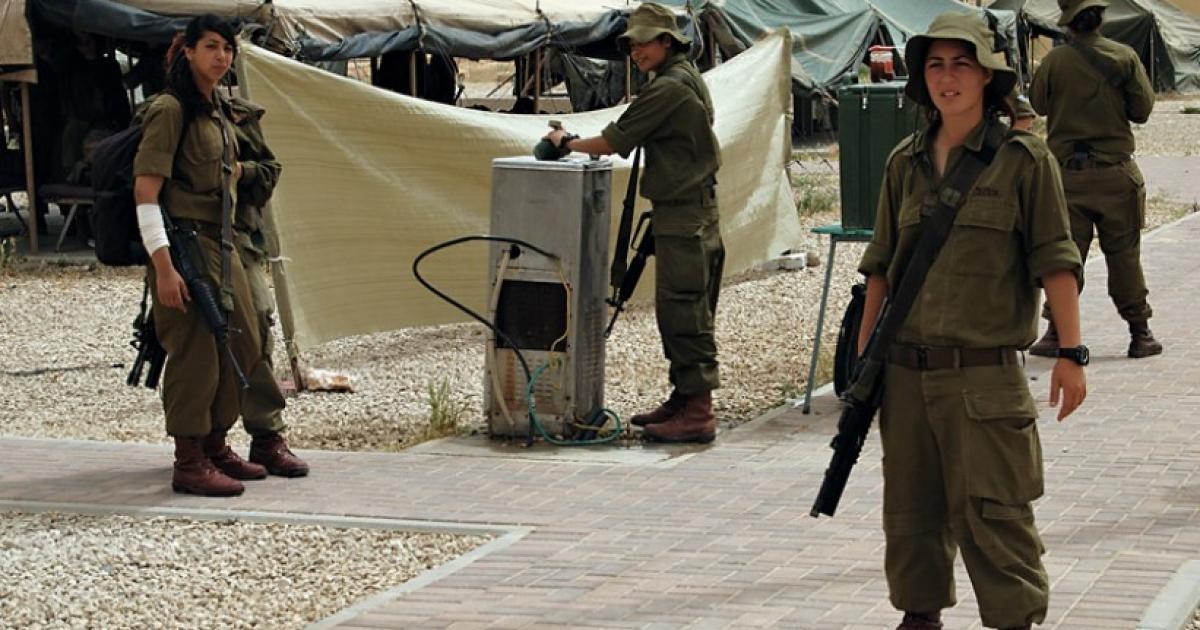 فلسطين – دمج المجندات في المدرعات يثير جدلا دينيا حادا داخل “إسرائيل” فلسطين – دمج المجندات في المدرعات يثير جدلا دينيا حادا داخل “إسرائيل”