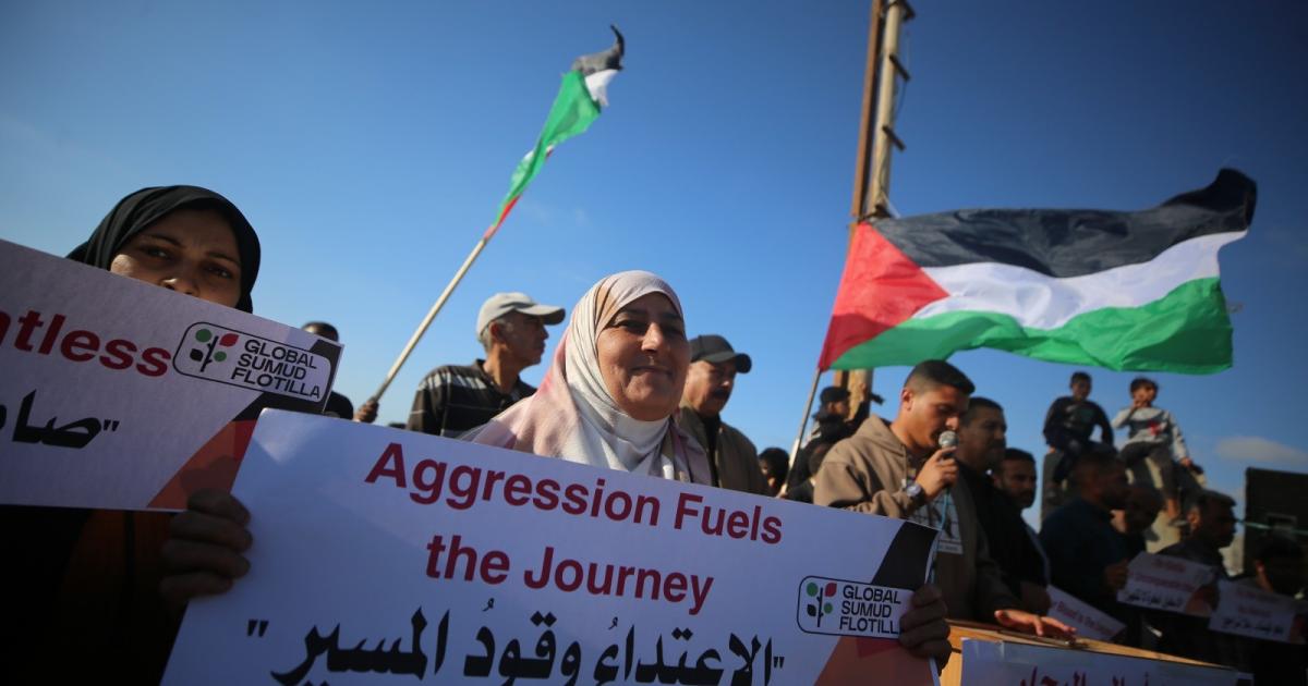 فلسطين – غزة: وقفة تنديداً باعتراض الاحتلال لسفن أسطول الصمود العالمي المتوجهة إلى القطاع