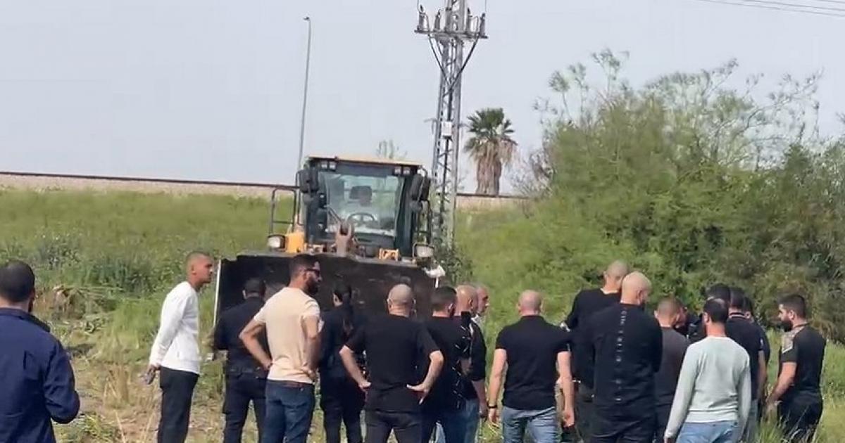 فلسطين – وفي الفيديو الأهالي يتصدون لجرافات الاحتلال داخل مقبرة الشيخ عز الدين القسام في حيفا