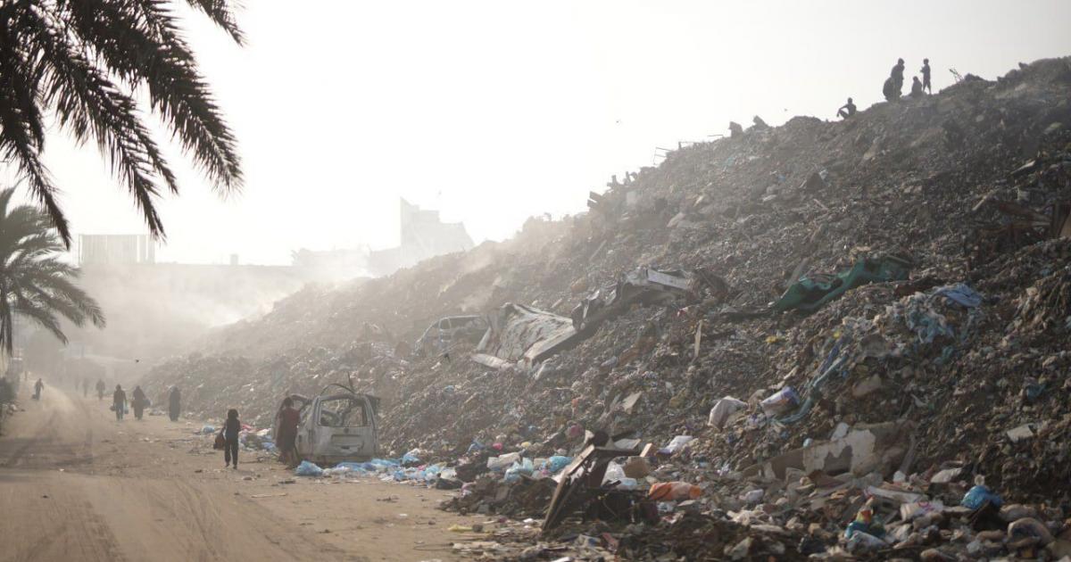 فلسطين – بلدية غزة تجهز مكاناً لفرز النفايات للحد من تراكمها وانتشار القوارض الضارة