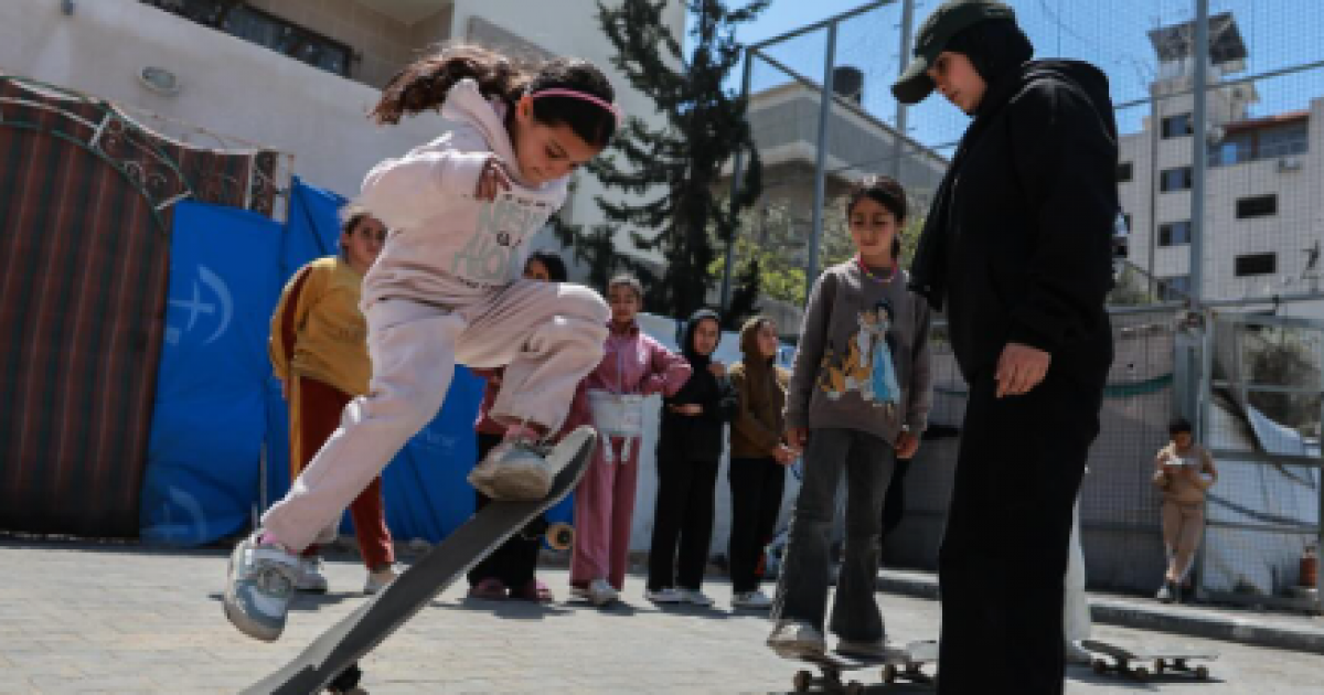 فلسطين – تقرير لـ”ريماس دلول” يمنح أطفال مخيم النزوح بغزة مساحة للفرح بـ”لوح تزلج” واحد فلسطين – تقرير لـ”ريماس دلول” يمنح أطفال مخيم النزوح بغزة مساحة للفرح بـ”لوح تزلج” واحد