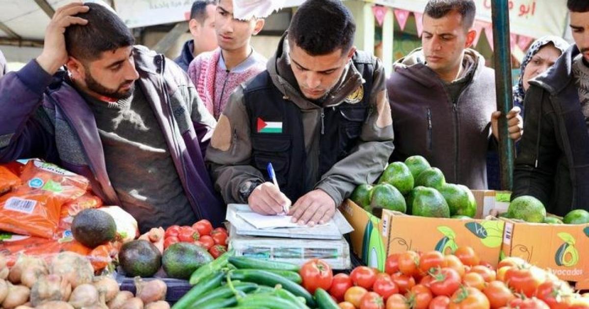 فلسطين – الإعلام الحكومي: تشديد الرقابة على الأسواق بغزة وملاحقة الاحتكار ورفع الأسعار